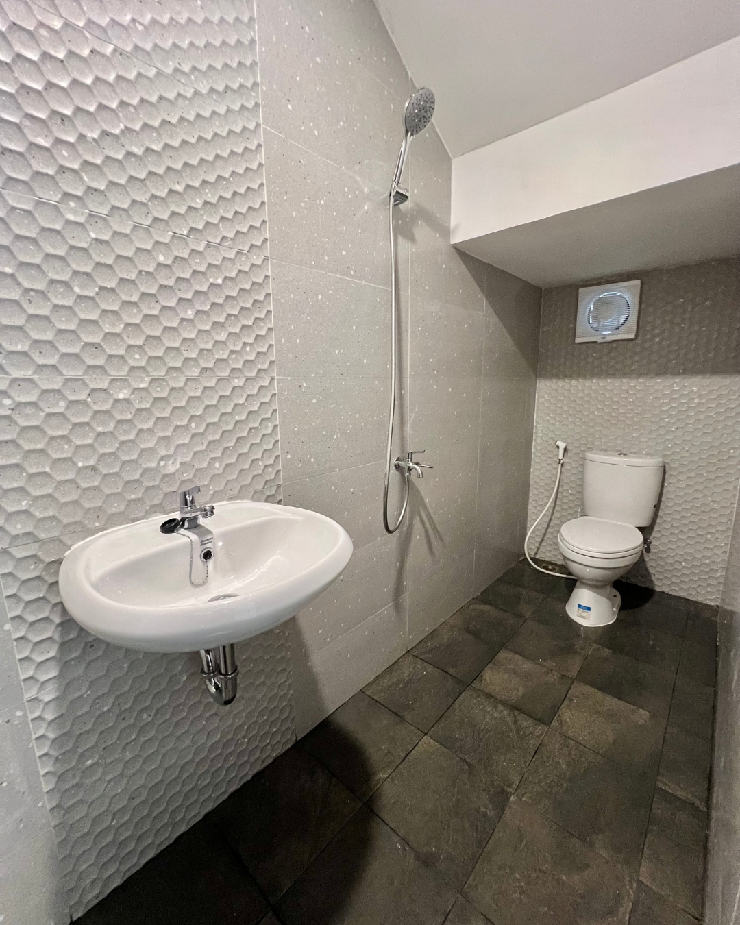 boutique-real-estates-developer-rumah-2-lantai-properties-gambar-rumah-minimalis-terbaru-design-rumah-minimalis-terbaru-modern-houses-bumihomey-bumi-azurite-viola-bathroom