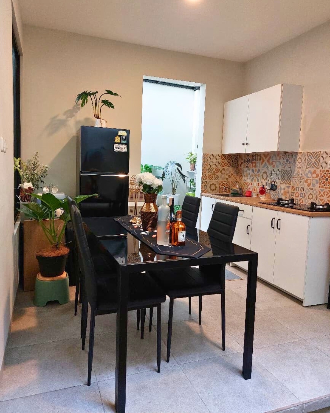 boutique-real-estates-developer-rumah-2-lantai-properties-gambar-rumah-minimalis-terbaru-design-rumah-minimalis-terbaru-modern-houses-bumihomey-bumi-azurite-viola-kitchen-design