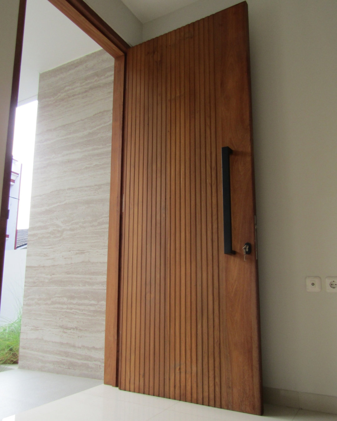 boutique-real-estates-developer-rumah-2-lantai-properties-gambar-rumah-minimalis-terbaru-design-rumah-minimalis-terbaru-modern-houses-bumihomey-bumi-azurite-viola-pintu