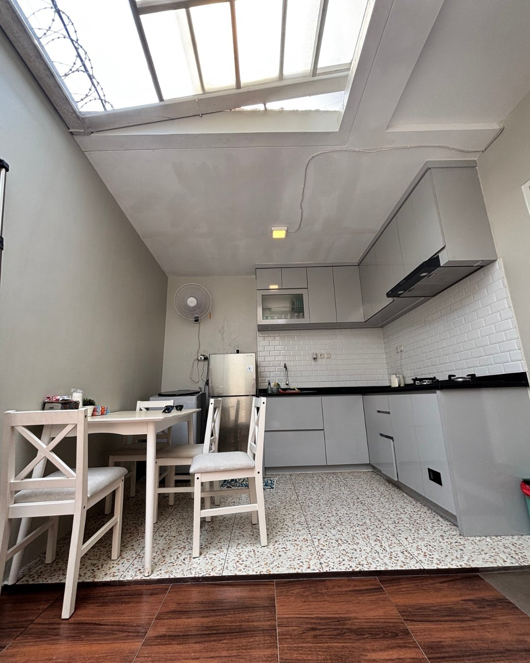 the-boutique-developer-bumihomey-boutique-real-estate-developer-indonesia-rumah-homey-2-lantai-the-clover-bumi-alexandrite-jatiasih-bekasi-kitchen (2)