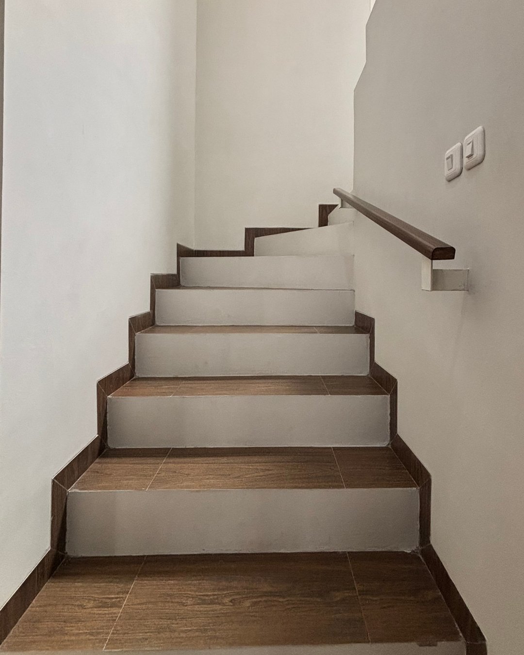 the-boutique-developer-bumihomey-boutique-real-estate-developer-indonesia-rumah-homey-2-lantai-the-clover-bumi-alexandrite-jatiasih-bekasi-stair
