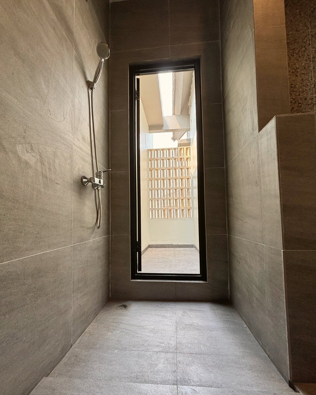 the-boutique-developer-bumihomey-boutique-real-estate-developer-indonesia-rumah-homey-2-lantai-the-clover-bumi-azurite-jatiasih-bekasi-bathroom