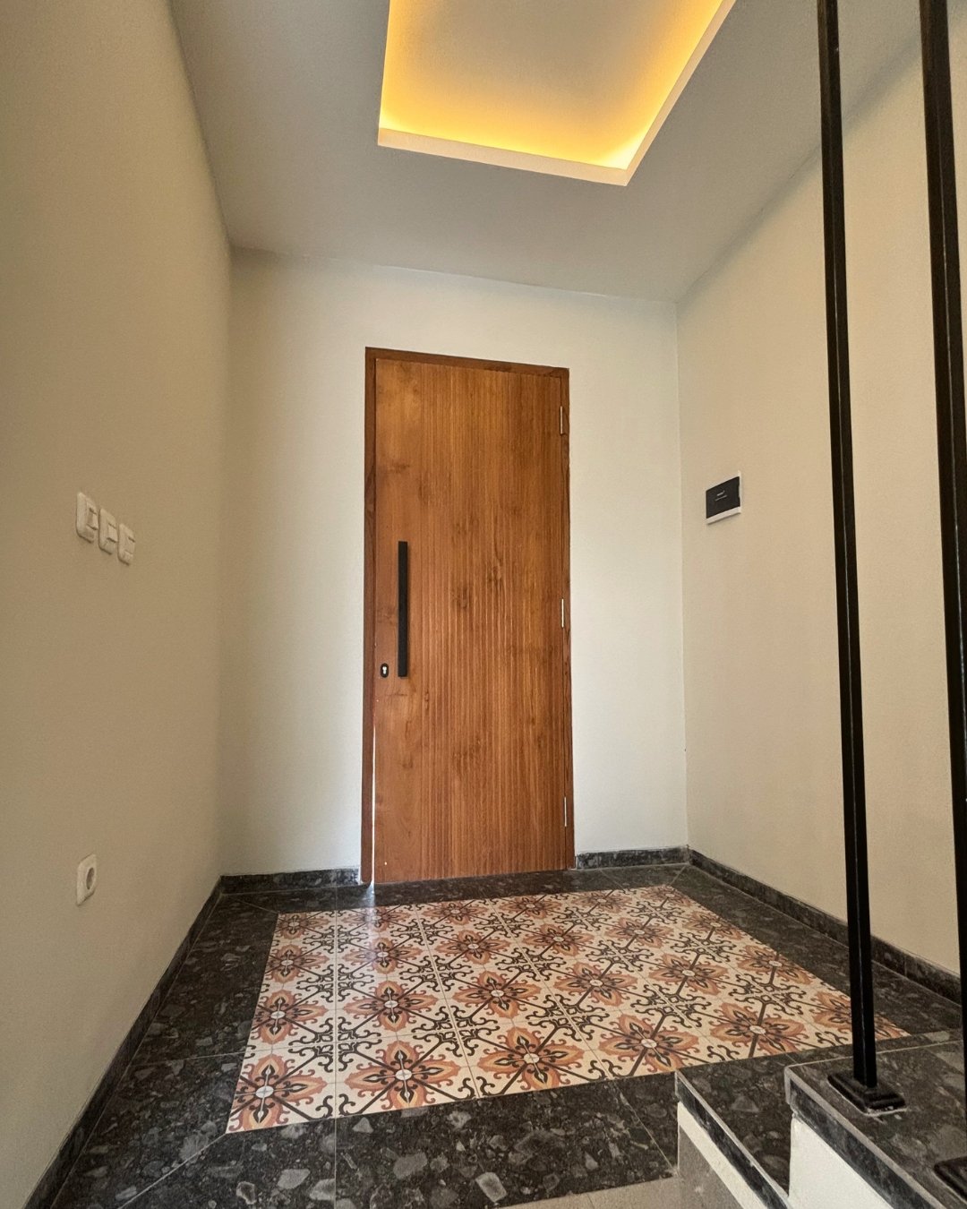 the-boutique-developer-bumihomey-boutique-real-estate-developer-indonesia-rumah-homey-2-lantai-the-clover-bumi-azurite-jatiasih-bekasi-foyer-design