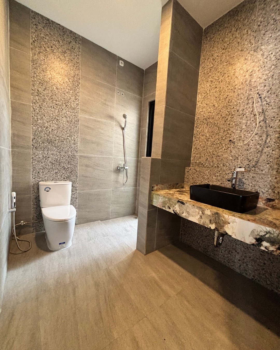 the-boutique-developer-bumihomey-boutique-real-estate-developer-indonesia-rumah-homey-2-lantai-the-clover-bumi-azurite-jatiasih-bekasi-master-bedroom (2)