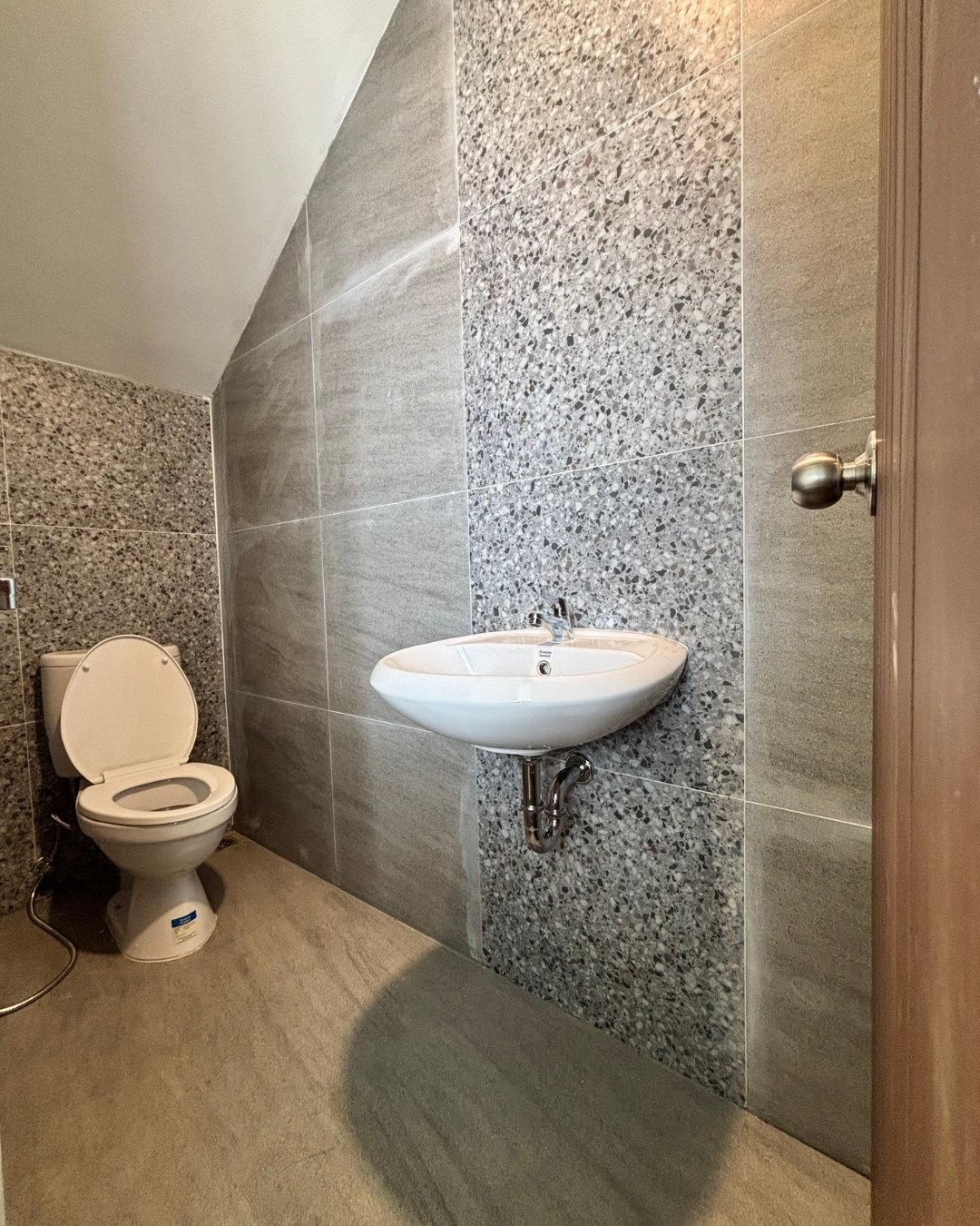 the-boutique-developer-bumihomey-boutique-real-estate-developer-indonesia-rumah-homey-2-lantai-the-clover-bumi-azurite-jatiasih-bekasi-powder-room