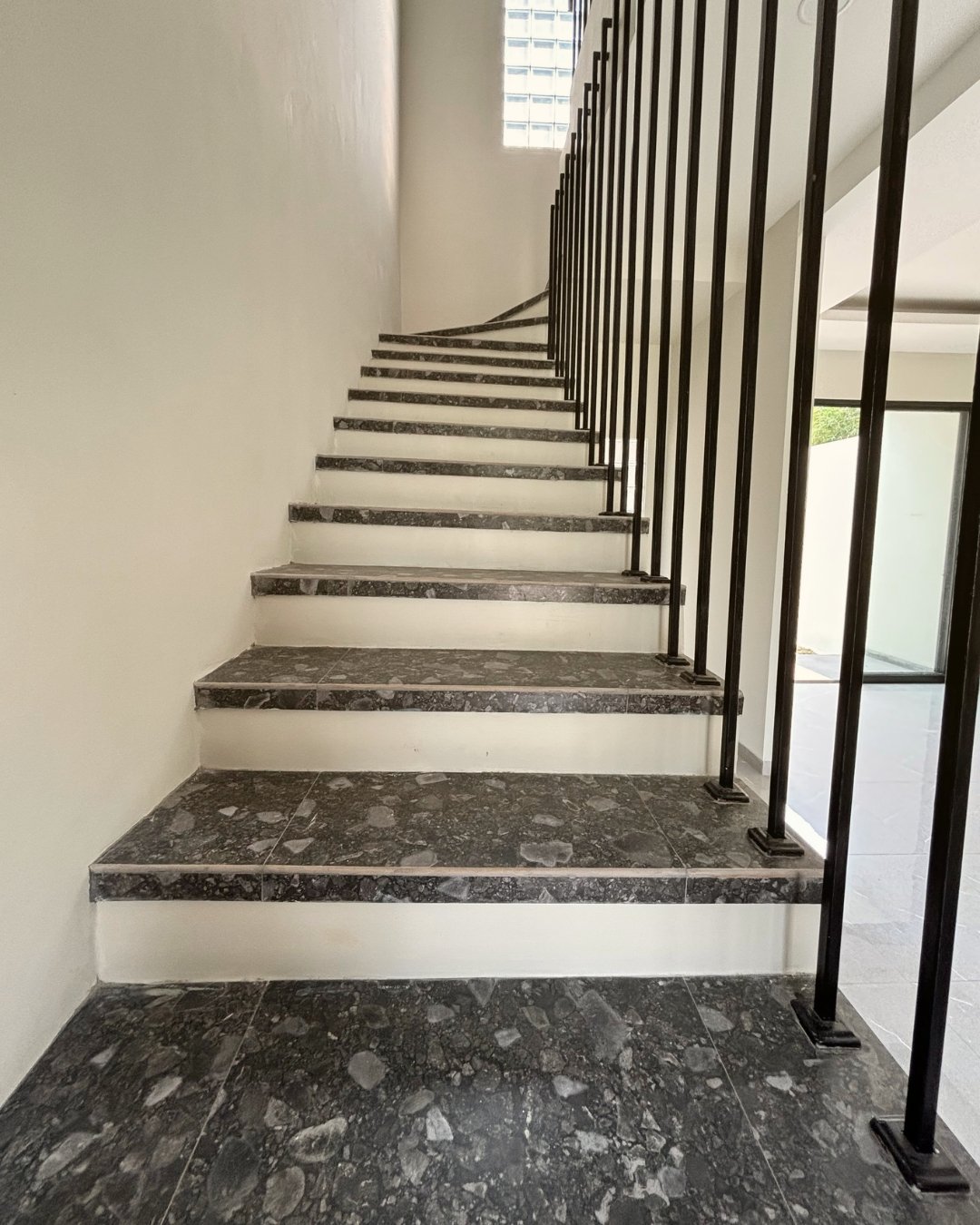 the-boutique-developer-bumihomey-boutique-real-estate-developer-indonesia-rumah-homey-2-lantai-the-clover-bumi-azurite-jatiasih-bekasi-stair-design