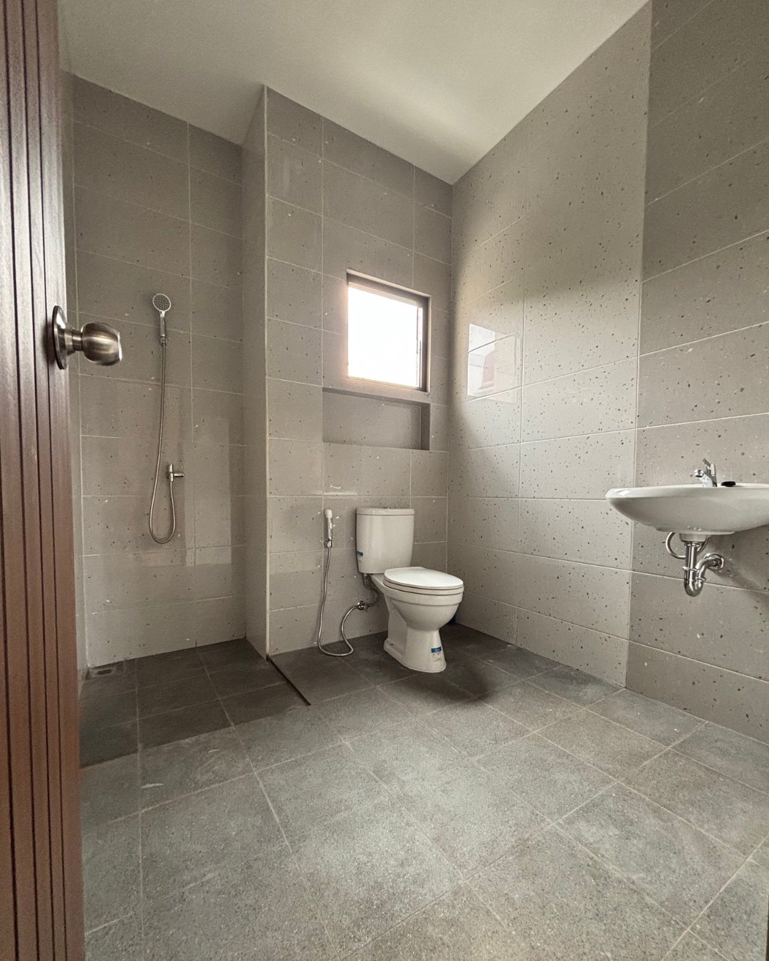 the-boutique-developer-bumihomey-boutique-real-estate-developer-indonesia-rumah-homey-2-lantai-the-iris-bumi-azurite-bathroom (2)