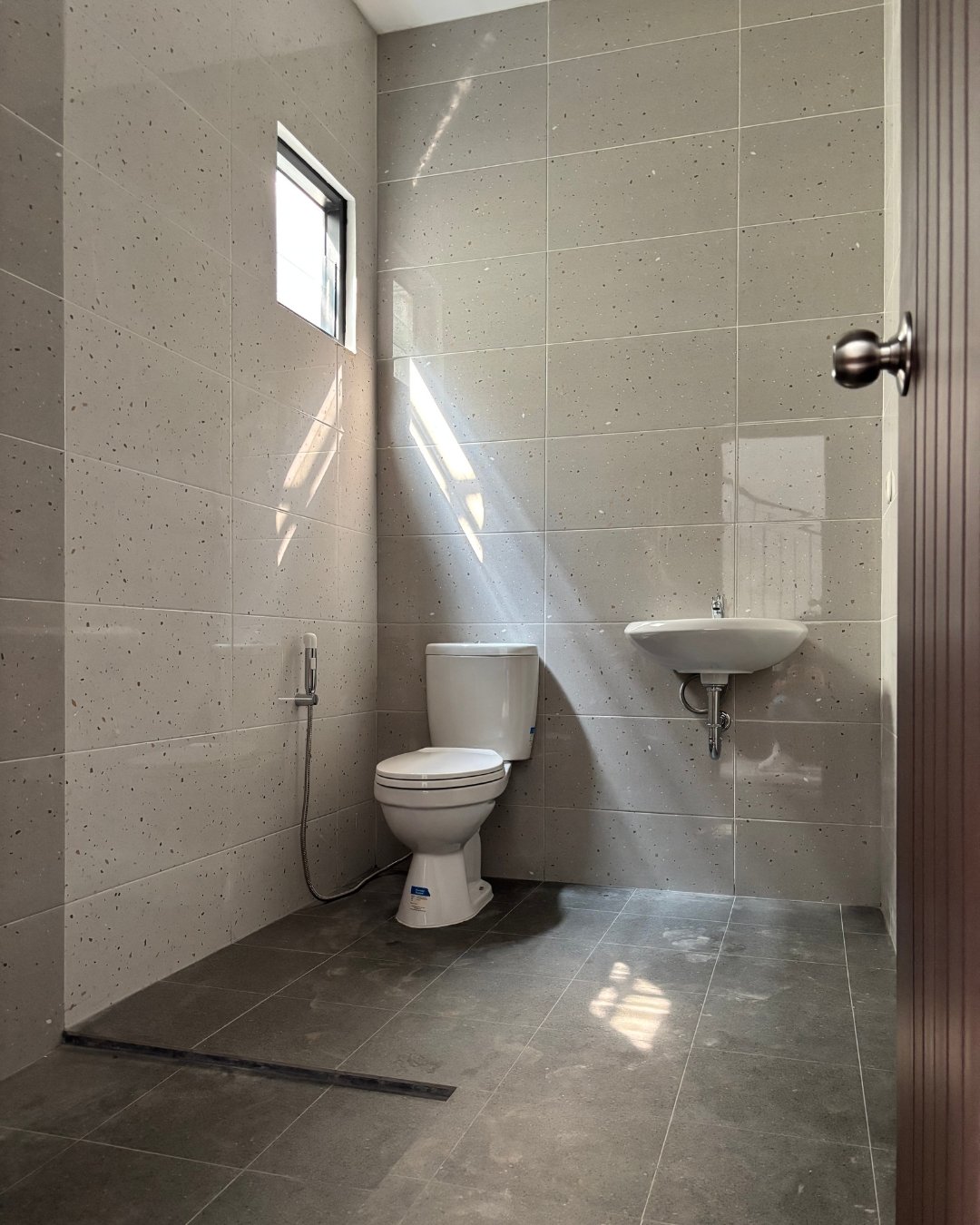 the-boutique-developer-bumihomey-boutique-real-estate-developer-indonesia-rumah-homey-2-lantai-the-iris-bumi-azurite-bathroom