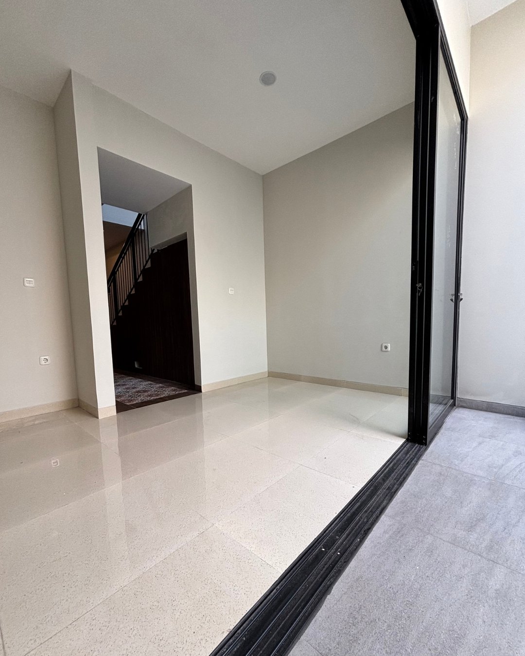 the-boutique-developer-bumihomey-boutique-real-estate-developer-indonesia-rumah-homey-2-lantai-the-iris-bumi-azurite-dinning-area