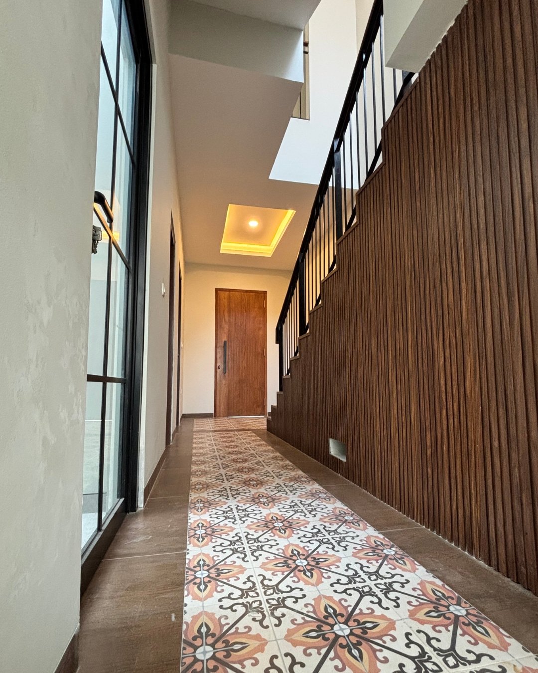 the-boutique-developer-bumihomey-boutique-real-estate-developer-indonesia-rumah-homey-2-lantai-the-iris-bumi-azurite-foyer (2)