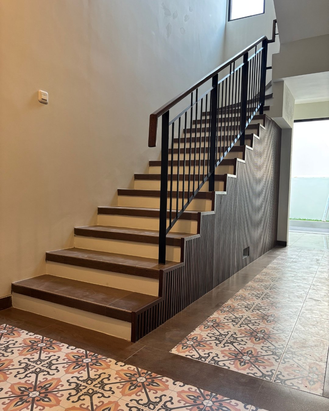 the-boutique-developer-bumihomey-boutique-real-estate-developer-indonesia-rumah-homey-2-lantai-the-iris-bumi-azurite-foyer
