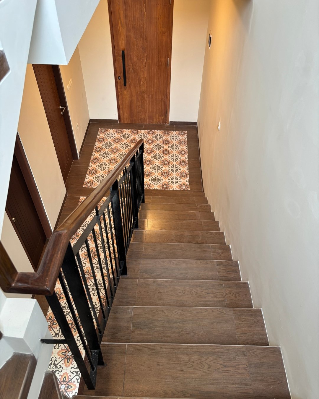 the-boutique-developer-bumihomey-boutique-real-estate-developer-indonesia-rumah-homey-2-lantai-the-iris-bumi-azurite-stair-design